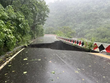 影/凱米颱風豪雨炸南投！信義鄉道路坍崩「整塊路面消失」　東埔村淪孤島
