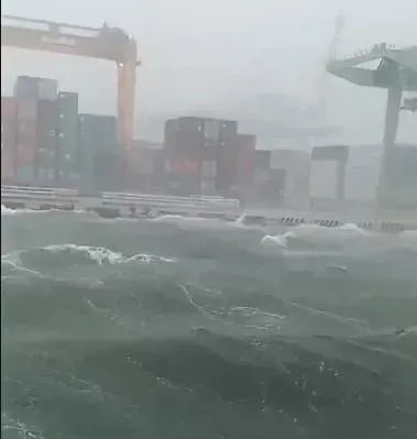 影/太可怕！高雄港大浪水淹碼頭　差點淹到貨櫃山