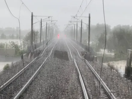 凱米颱風重創南部！台鐵西部幹線「地基掏空」　電車線掉落