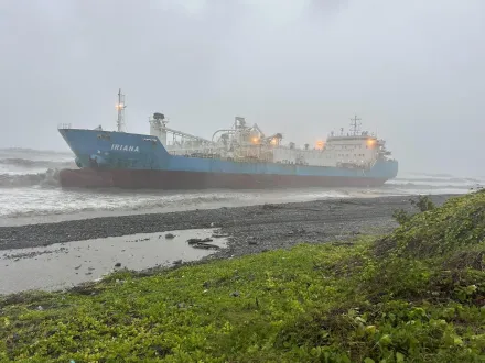 影/颱風天遇險！6貨輪南台灣海域擱淺1沉沒　9船員失蹤找回3人