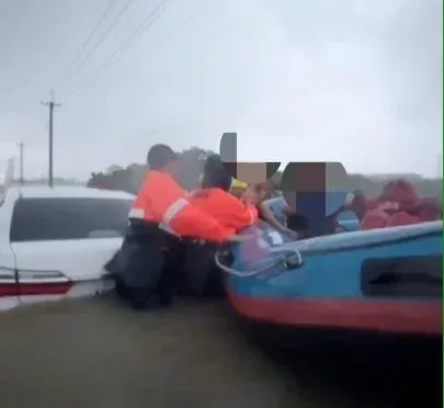 快訊/整輛車淹到剩車頂！台南柳營八翁里一家4口受困　1歲男嬰險溺斃