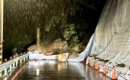 快訊/新北三峽山區台114線坍方　巨石崩落路面阻斷交通