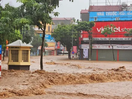 影/7死10失聯！越南北部大雨引發暴洪土石流　多間房屋被沖走