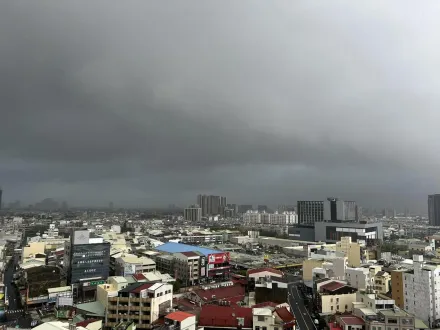 台南剉咧等！氣象粉專1圖示警：雨帶正在排隊進入