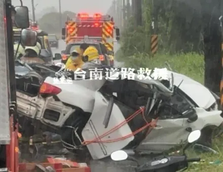 快訊/放颱風假仍上班！台南21歲男疑自撞亡　車頭、車尾遭撞爛變形