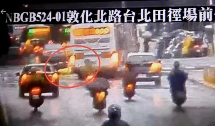 快訊/台北小巨蛋前等紅燈遭公車追撞　機車騎士險被輾過影片曝光