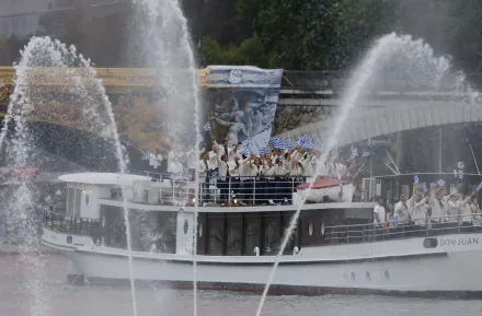 巴黎奧運開幕式在塞納河上歷史首次　選手搭船進場「水舞」相伴