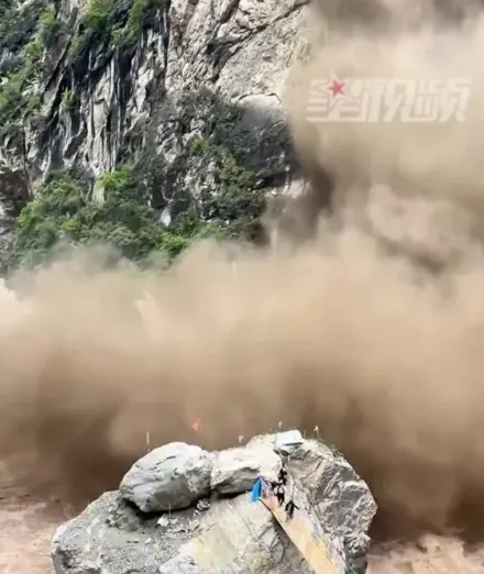 影/碎石飛濺如「土瀑布」！雲南景區突山崩　遊客「極限逃離」驚險現場曝