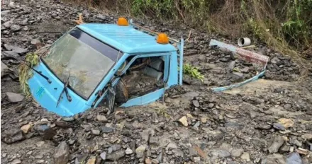 快訊/驚險5分鐘！六龜搶修水管「公務車遭土石流活埋」　人員棄車逃生