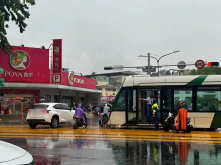 影/高雄女駕駛違規左轉「碰撞輕軌列車」吞罰單　高捷將求償