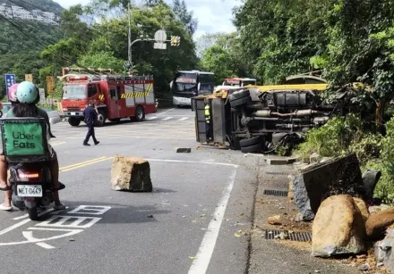 新北環保局工程車「疑勾到電線」翻覆　2人受傷送醫