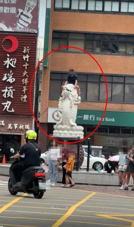 怪男「騎上」城隍廟龍鯉池！網看傻：哪來的猴子　竹市城銷處說話了