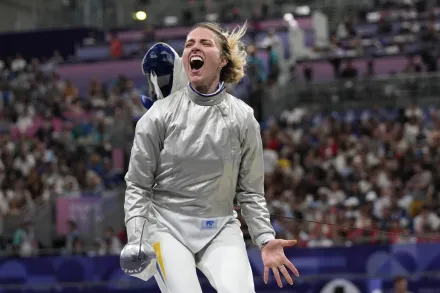 烏克蘭「民族劍客」卡蘭女子擊劍銅牌戰獲勝！首面獎牌落袋激動跪地