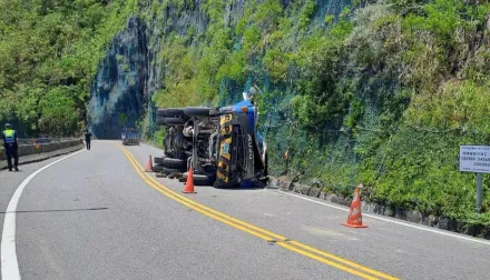 宜蘭台9丁水泥車失控翻覆！車體撞山壁「擠成夾心餅」　駕駛雙腿慘骨折