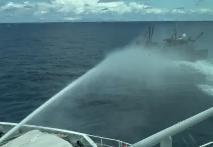 勝榮財36號與大陸漁船擦撞　海巡署：永康艦發射水砲並無不妥