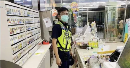 超暖！超商大夜班店員病倒「不願就醫」　警霸氣喊：我幫你顧啦