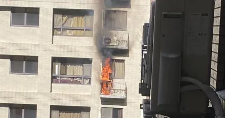 樹林冷氣室外機突起火竄燒　火舌往樓上噴驚險畫面曝光