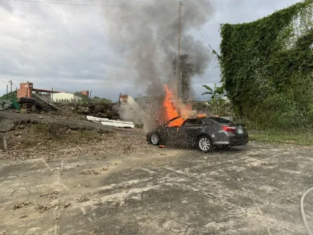 快訊/嘉義驚悚火燒車！高中籃球場小客車遭火球吞噬　駕駛成焦屍