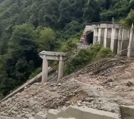 影/四川雅康高速公路遭土石流沖垮　「三車六人墜落」僅一人獲救