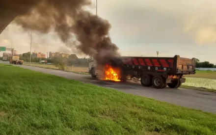 影/台84線麻豆交流道火燒車！砂石車油箱爆炸黑煙狂竄　駕駛及時逃生