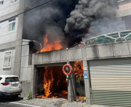 快訊/鋰電池又惹禍！花蓮車庫燒起來　火舌燒穿2樓…濃濃黑煙超嚇人