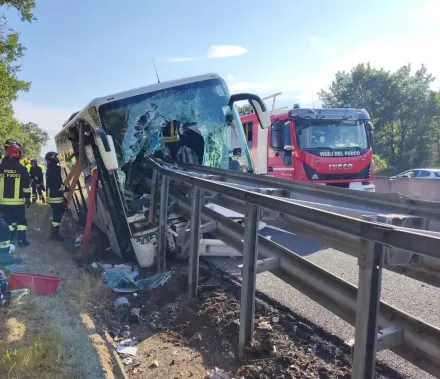 大陸團遊義遇死亡車禍！巴士自撞護欄車頭全毁　導遊不幸喪生