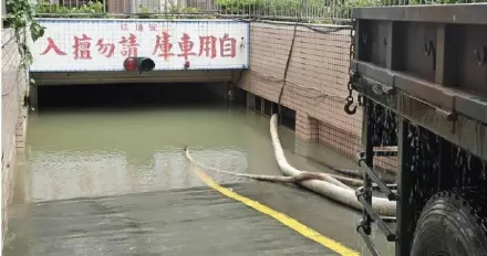 高雄日安大樓「800輛泡水車」天災還人禍？　住戶怒：早提醒要裝閘門