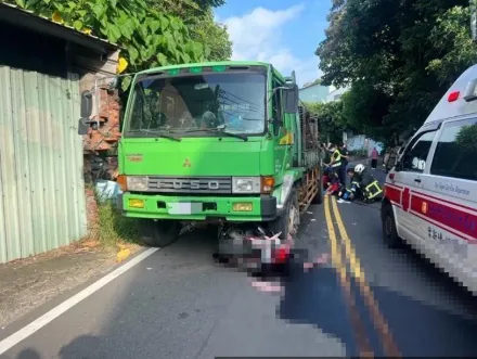 快訊/五股恐怖車禍！大貨車輾過機車　騎士遭撞斷腿送醫搶救中