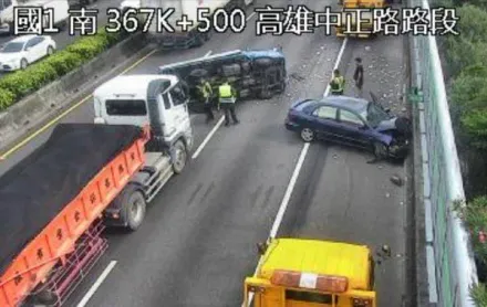 快訊/國1砂石車2小車撞一團！小貨車橫躺路中　15歲少女受傷