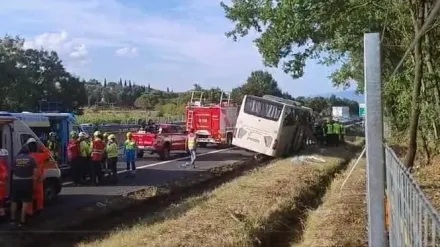 快訊/義大利重大車禍！遊覽車自撞猛插護欄車頭毀　陸客1死20多傷悲劇