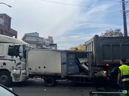 影/三峽嚴重連環撞！小貨車遭「追尾猛撞」淪夾心　48歲男脫困幸無礙