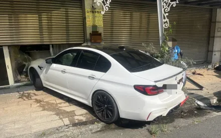 快訊/撞擊瞬間曝！林口BMW跑車失控「飄移甩尾」　衝撞民宅2人受傷送醫