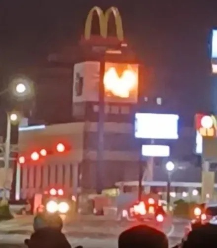 快訊/這也太恐怖了！嘉義汽車旅館招牌「懸空燃燒揮動」　火花直落地嚇壞行人