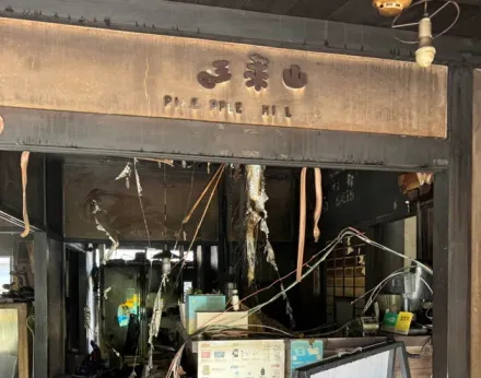 快訊/嘉義「檜意森活村」鳳梨酥名店凌晨失火！整間木屋險燒光