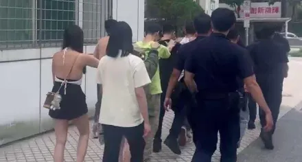 影/職棒球員最愛？大安警破德州撲克賭場　露背超辣女荷官就逮