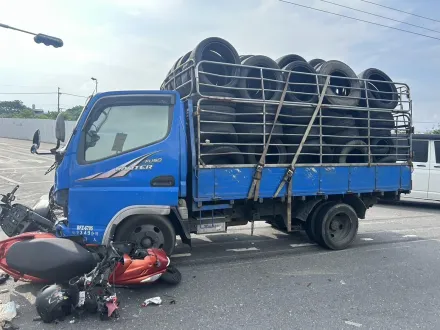 影/新莊嚴重車禍！堤外道路小貨車疑闖燈　輾毀2機車2女骨折、破相慘送醫