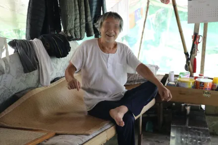 新店74歲山頂洞人「無電繭居」竹枝搭床！15年來第一次吹到電扇