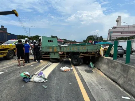 聯結車疑誤踩油門！國1鼎金段5車撞一團　散落物噴到對向道