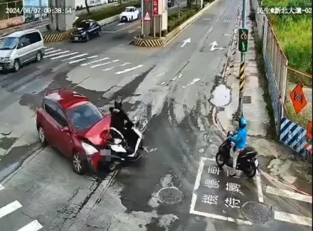 影/汽車違規左轉釀禍！騎士遭撞「噴5圈」重摔地　頭骨碎裂送醫不治