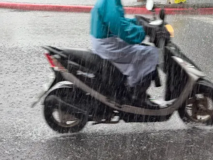 低壓帶籠罩台！5縣市豪雨、大雨特報　今中南部慎防「大雷雨游擊」