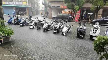 影/淹半個輪胎高！新北永和道路秒變滑水道　民眾驚疑：排水工程做好多次了