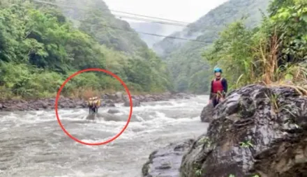 快訊/救援畫面曝！新北暴雨烏來福山溪水暴漲　溪水3少年受困沙洲平安獲救