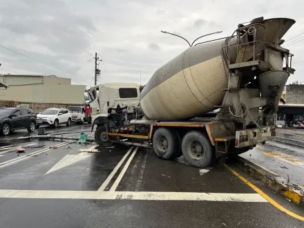 快訊/高雄悚車禍！水泥車撞燈桿攔腰斷　駕駛命大輕傷