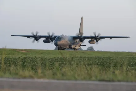 美空軍綠寶石戰士演習　AC-130J砲艇機首度高速公路戰備道起降