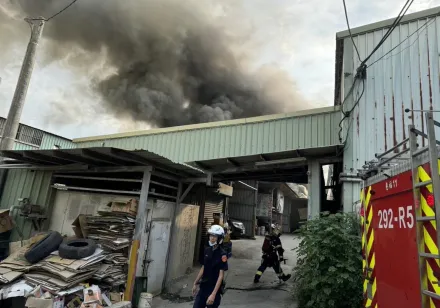 快訊/新北蘆洲工廠火警濃煙狂竄　2人受困救出緊急送醫