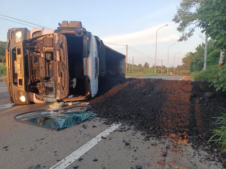 快訊/西濱苗栗後龍段「砂石車翻覆」！爆胎失控出事　汙泥阻路上班請改道