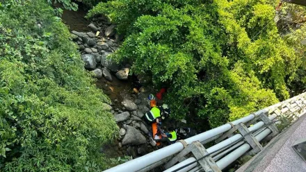 快訊/三芝15歲少年雙載「自摔噴飛」墜5米深谷　2人擦傷骨折