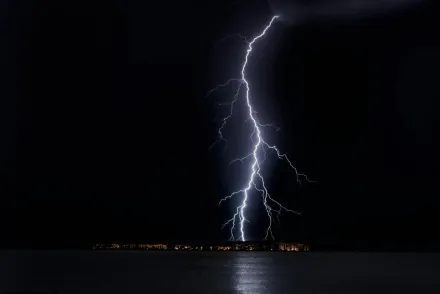 躲雨慘丟命！江蘇一公園涼亭遭雷劈中崩塌「釀6死10傷」