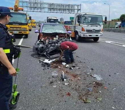 國1仁德段嚴重車禍「4車追撞」　車頭不見了引擎整顆掉出