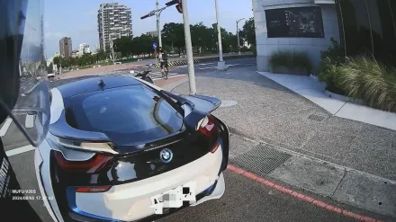 影/台中街頭「移動豪宅」竟掛假「門牌」！阿sir一查BMWi8車牌「奈ㄟ係保時捷」